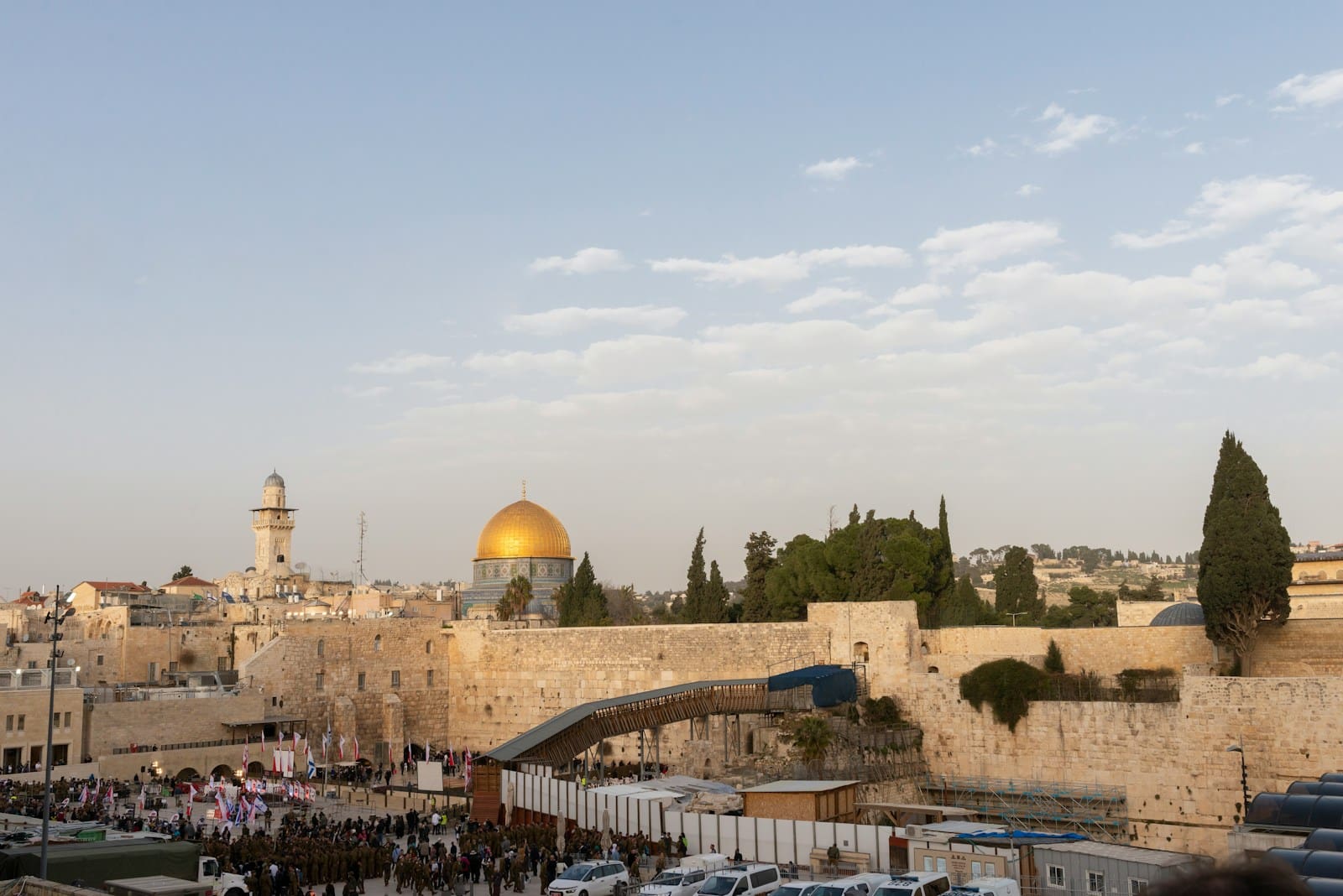 Foto de beatriz ostos charro pessoas andando no parque perto do muro das lamentações e da cúpula dourada na cidade velha de Jerusalém, em Israel, construindo durante o dia imóveis de luxo em Israel