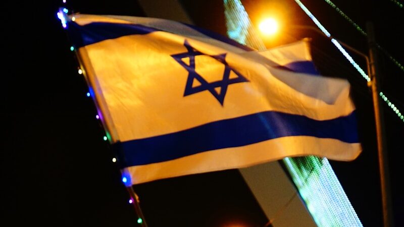 الناس يمشون في الشارع أثناء الليل ميراث إسرائيل في إسرائيل
