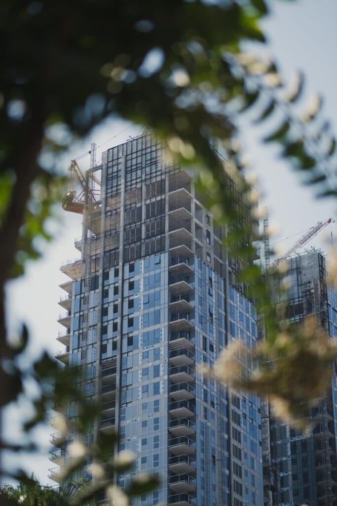 Foto de Levi Meir Clancy Un edificio alto en Tel Aviv que construye apartamentos de lujo en venta en Israel con una grúa encima