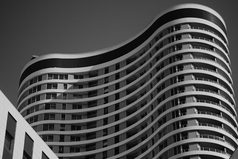 черно-белая фотография здания в Тель-Авиве при покупке недвижимости в Израиле, закон о налоге на недвижимость в Израиле в соответствии с Законом о недвижимости в Израиле