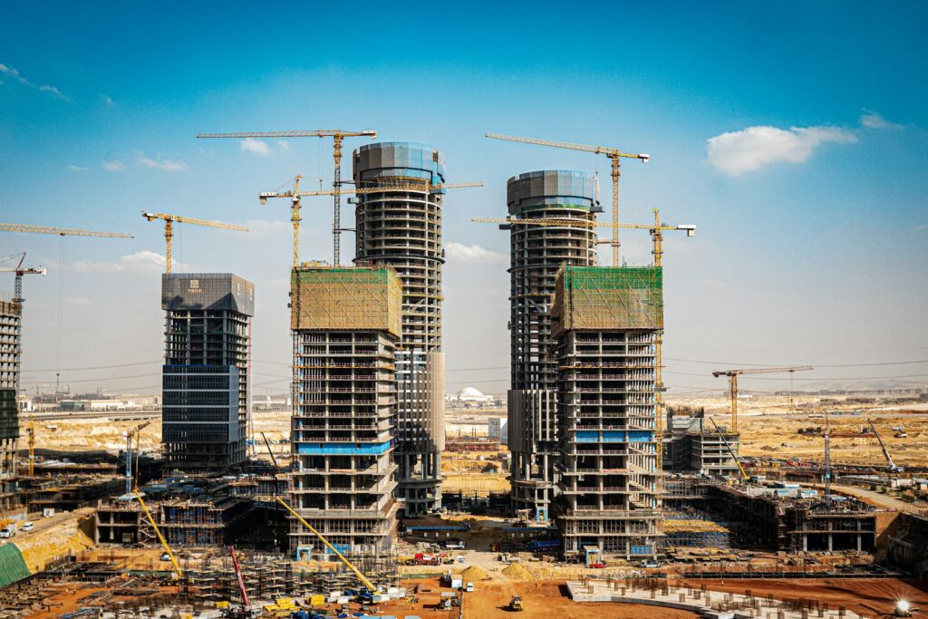 Een groep hoge gebouwen in aanbouw in Israël, volgens de vastgoedwetgeving in Israël, die nieuw onroerend goed koopt op de Israëlische vastgoedmarkt