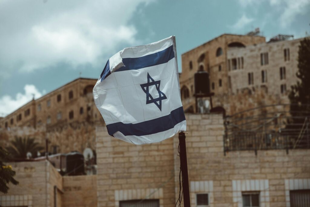 오래 된 도시 예루살렘 기둥에 이스라엘 국기의 실제 부동산 법