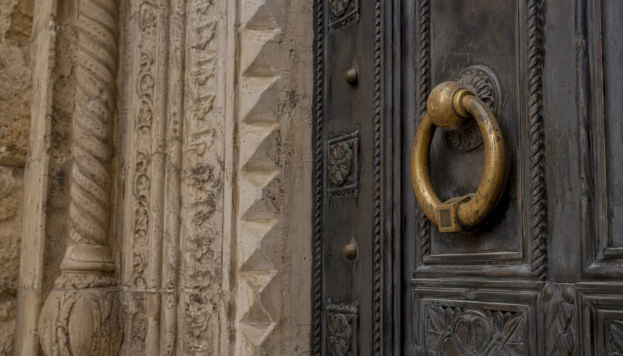 Israeli Ombudsman Complaints: Roles, Rights, and How to File 2 Detail of government ministry doorway in Jerusalem